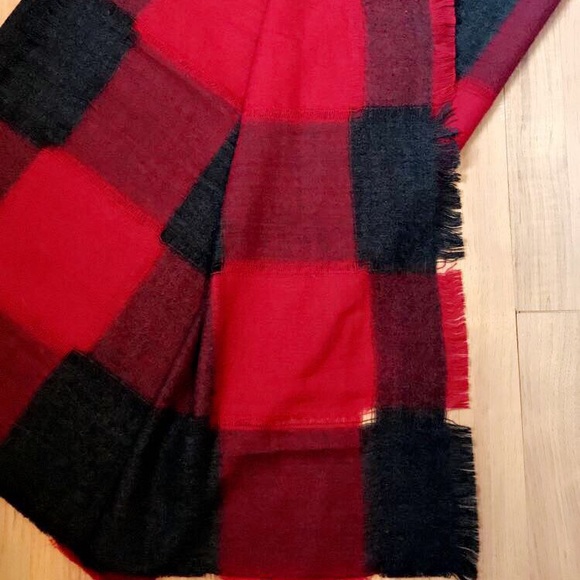 Last one! NWT Buffalo Plaid Scarf/Wrap - Picture 4 of 7